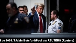 El expresidente estadounidense Donald Trump entra en un tribunal penal de Manhattan antes de la selección del jurado en Nueva York, este lunes, 15 de abril de 2024.