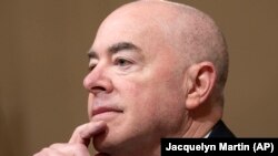 El secretario de Seguridad Nacional, Alejandro Mayorkas, asiste a una audiencia del Comité de Seguridad Nacional de la Cámara de Representantes, el 15 de noviembre de 2023, en el Capitolio de Washington. (Foto AP/Jacquelyn Martin, Archivo)