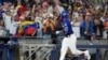 Alcides Escobar, de Venezuela, festeja al recorrer las bases tras conectar un jonrón en el duelo de la Serie del Caribe ante Panamá, el martes 6 de febrero de 2024, en Miami (AP Foto/Wilfredo Lee)