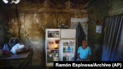 Una abuela junto a su refrigerador antes de preparar una comida para sus nietos, en medio de una escasez de gas en Mariel, Cuba.