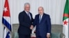 Miguel Díaz-Canel saluda al presidente de Argelia Abdelmadjid Tebboune, en Argel, el 17 de noviembre de 2022.
