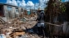 Una mujer camina por una calle llena de escombros en La Coloma, provincia de Pinar del Río, Cuba, tras el paso del huracán Ian. (Yamil Lage/AFP).