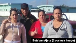 Los activistas (de izquierda a derecha) Katia Hernández Torres, Esteban Ajete Abascal, Irina León Valladares y Lisandra Orraca Guerra.