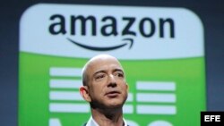 Archivo - El fundador y consejero delegado de la tienda por internet Amazon, Jeff Bezos, presenta la nueva tableta electrónica "Kindle Fire" y tres versiones del lector "kindle", durante la rueda de prensa celebrada en Nueva York, EEUU.