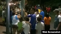 Vecinos de Villa Rosa reciben a Maduro a punta de cacerolazo.