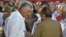  Raúl Castro (d), conversa con el primer vicepresidente, Miguel Diaz-Canel. (Foto: Archivo)