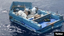 Esta embarcación con cubanos a bordo fue interceptada a unas 7 millas al sur de Cayo Hueso, Florida, el 29 de mayo de 2022. (Foto: Twitter/USCG Key West)