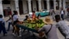 Vendedores ambulantes de frutas y viandas en una calle de La Habana. (AP/Ramón Espinosa)