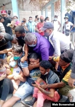 Represión policial contra manifestantes en la calle Obispo el 30 de abril de 2021. Cuza, en el suelo con pantalones rojos.