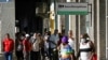 Cubanos hacen cola frente a un banco en La Habana. (YAMIL LAGE / AFP)