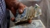 Al cambio del mercado informal  cubano, que este lunes alcanza los 375 pesos el dólar, el salario medio en la isla sería de unos 1.72 dólares. (REUTERS/Desmond Boylan)
