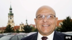 El disidente cubano, Dagoberto Valdés, editor de la revista digital Convivencia, frente al Ministerio de Asuntos Exteriores de Praga.