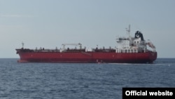 El buque tanquero de Islas Marshall que rescató a los balseros cubanos. (Foto: Guardia Costera)