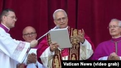 El cardenal estadounidense Robet Prevost, elegido nuevo líder de la Iglesia Católica, adopta el nombre de Papa León XIV.