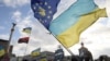 Varias personas ondean banderas a favor de la integración de Ucrania en la Unión Europea (UE), en la Plaza de la Independencia de Kiev (Ucrania), el 5 de diciembre de 2013. 