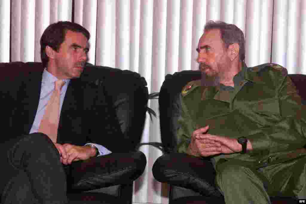 Fidel Castro y el Presidente del Gobierno Español José María Aznar.