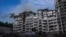Humo sale de un edificio residencial tras explosiones en Kyiv, Ucrania, este domingo, 26 de junio de 2022. (AP Foto/Nariman El-Mofty)
