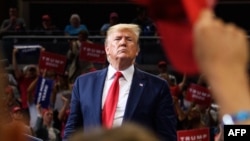 El presidente Donald Trump habla durante un meeting de campaña en Orlando, Florida.