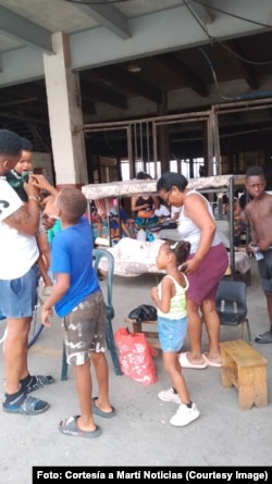 Residentes en el edificio Hines, en La Habana, están en la calle tras un incendio que afectó a varias familias