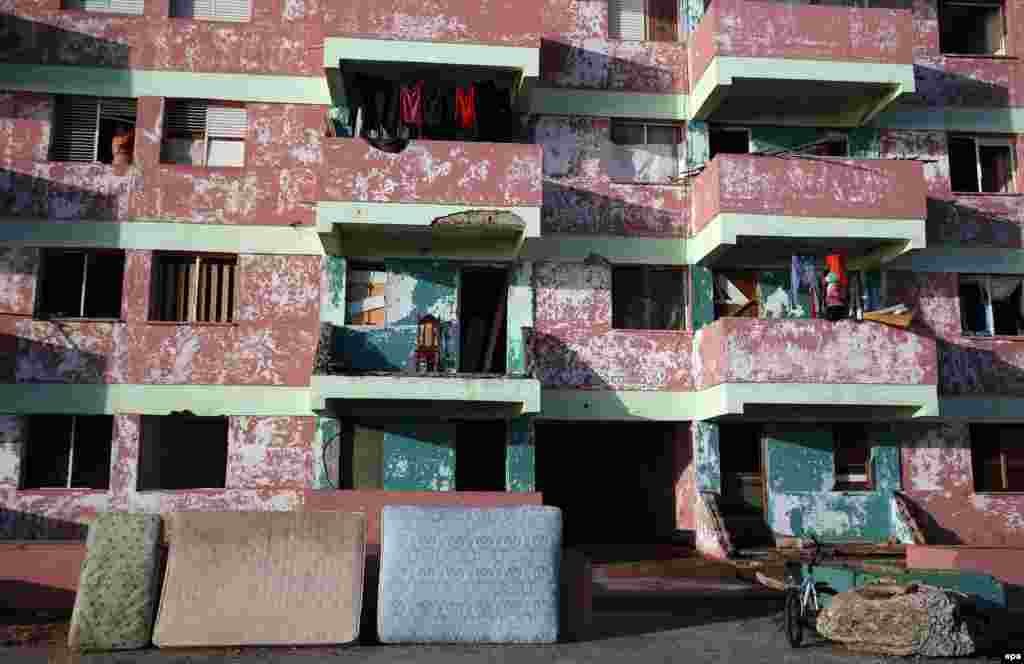 Cubanos ponen a secar colchones hoy, viernes 7 de octubre de 2016, tras el paso hace tres días del huracán Matthew en Baracoa (Cuba).EFE/Alejandro Ernesto