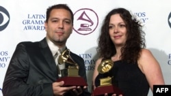 Roberto Blades (L) y Angie Chirino (R) con el Latin Grammys que ganaron junto a Marc Anthony por el tema "Dímelo".