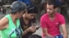 Migrantes cubanos se auxilian de celulares y redes sociales en su éxodo
