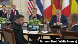 El presidente Donald Trump participa en una reunión con el mandatario ucraniano Volodymyr Zelenskyy y otros líderes europeos en la Casa Blanca.
