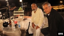 Fotografía del 19 de diciembre de 2013 del cineasta francés Laurent Cantet (d) y el escritor cubano Leonardo Padura (i), conversando en La Habana (Cuba), durante el rodaje de su más reciente película.