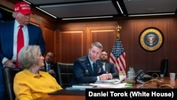 El presidente Donald Trump, la jefa de gabinete de la Casa Blanca, Susie Wiles, y el presidente del Estado Mayor Conjunto, Dan Caine, en la Sala de Situación de la Casa Blanca.