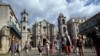 Turistas en la Plaza de la Catedral en La Habana.
