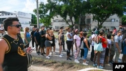 Seguidores del músico cubano José Manuel Carbajal, conocido como El Taiger, asisten a un funeral con sus cenizas en La Habana el 25 de octubre de 2024. (Foto de YAMIL LAGE / AFP)