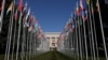 Banderas de los Estados miembros custodian la entrada del Consejo de Derechos Humanos de la ONU, en Ginebra, Suiza.