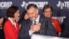 El senador cubanoamericano de Texas, Ted Cruz, habla durante una fiesta del partido la noche electoral, el martes 5 de noviembre de 2024 en el Marriott Marquis de Houston. (AP Foto/LM Otero)