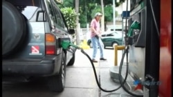 Venezolanos pasan las de Caín para conseguir gasolina Venezolanos pasan las de Caín para conseguir gasolina