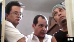 De izquierda a derecha: Eduardo del Llano, y los actores Néstor Jiménez y Luis Alberto García, en una escena del corto "Monte Rouge", una parodia sobre la seguridad cubana, que no se ha estrenado en las salas cubanas