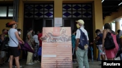 Habaneros hacen cola para comprar pan. (REUTERS/Alexandre Meneghini)