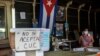 Vista de un letrero que dice "No se aceptan CUC" en una tienda de abarrotes en La Habana, en septiembre 2020.