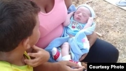 Gladis Pérez con su bebé Darién en brazos.