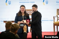 Zelenskyy entrega la Orden de la Princesa Olga, clase I, a la Embajadora Extraordinaria y Plenipotenciaria en EEUU, Oksana Markarova.