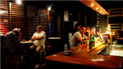 Cubanos reacionan al anuncio de más restricciones para los privados Cubanos reacionan al anuncio de más restricciones para los privados