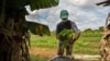 Un hombre cultiva lechugas para vender, a las afueras de La Habana. (YAMIL LAGE / AFP)
