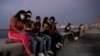 Cubanos en el Malecón habanero. REUTERS/Alexandre Meneghini