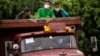 Un camión de la era soviética transporta a trabajadores cubanos durante la pandemia del coronavirus. AP Photo/Ramon Espinosa