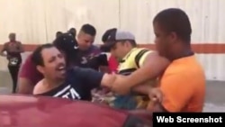 Detención de Oscar Casanella durante la marcha LGBTI en La Habana, el pasado 11 de mayo.