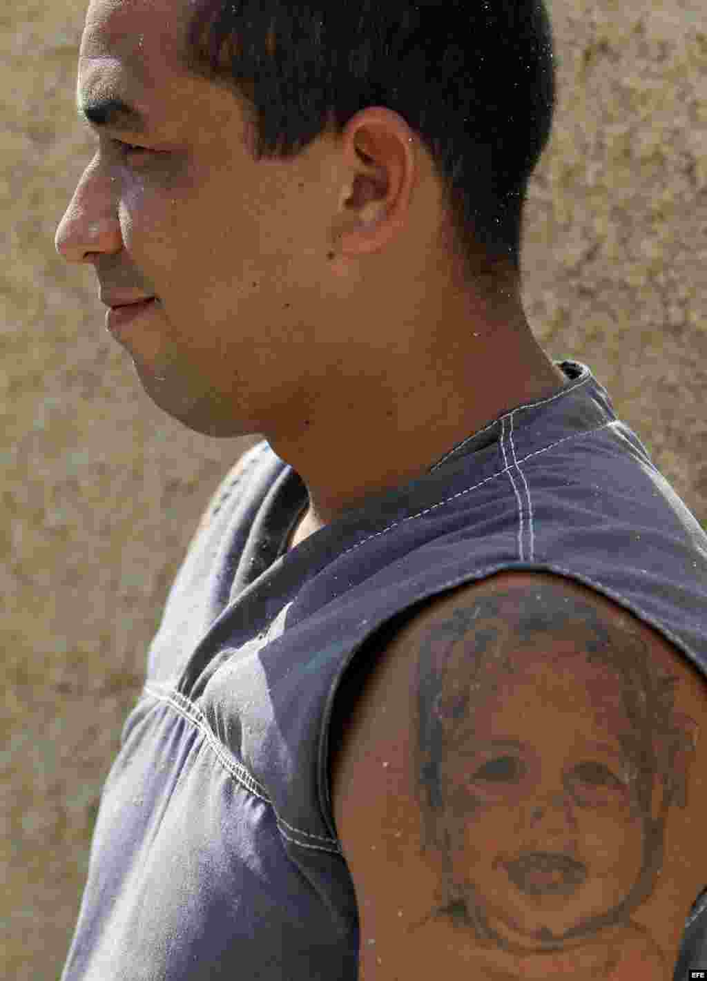 El expreso político y opositor cubano Guillermo Fariñas en su primer día de actividades en Miami visita la tumba de Jorge Mas Canosa en La Pequeña Habana en Miami (EEUU).