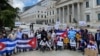 Manifestación frente al Congreso español de decenas de cubanos, bolivianos y venezolanos. (Foto: Cortesía)