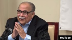 Habaneros caminan entre los escombros de sus casas destruidas tras el paso de un poderoso tornado que azotó la capital.