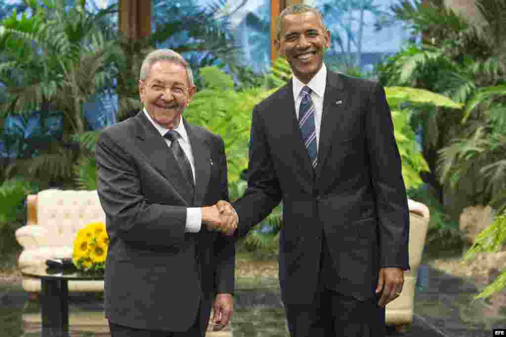Barack Obama (d) saluda a su homólogo Raúl Castro (i) durante su encuentro en el Palacio de la Revolución en La Habana