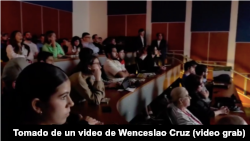 Parte de la audiencia en la presentación del documental "Operación Makasi" sobre la participación de exiliados cubanos en la lucha contra el comunismo en África durante la década de 1960.