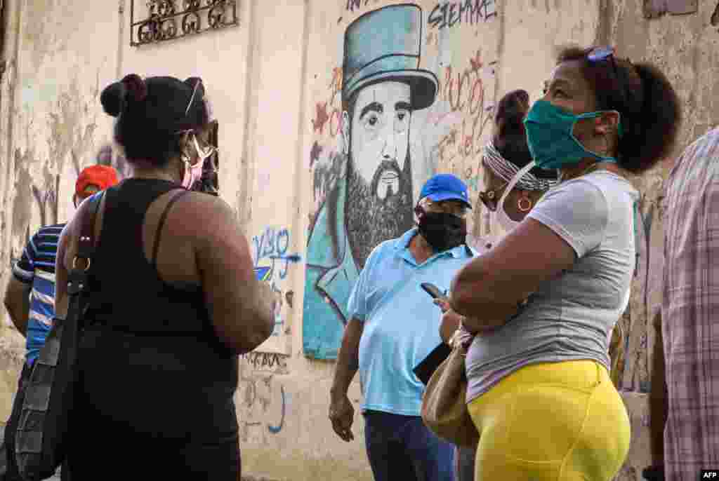 Habaneros esperan para comprar productos en dólares.